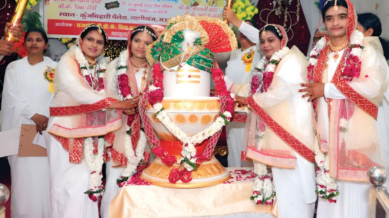 ઝાંસીમાં ચાર ગ્રૅજ્યુએટ છોકરીઓએ કર્યાં શિવલિંગ સાથે લગ્ન