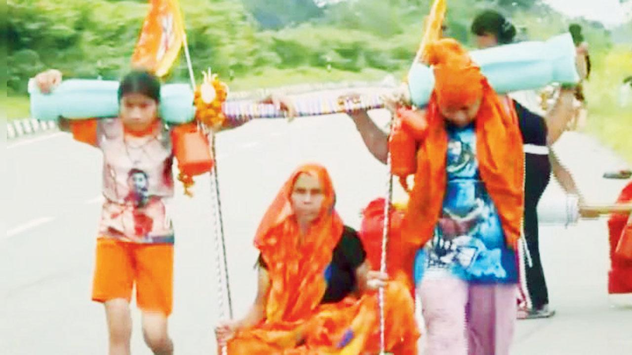 દીકરાવહુ શ્રવણકુમાર બનીને સાસુને કાવડયાત્રા કરાવવા નીકળી