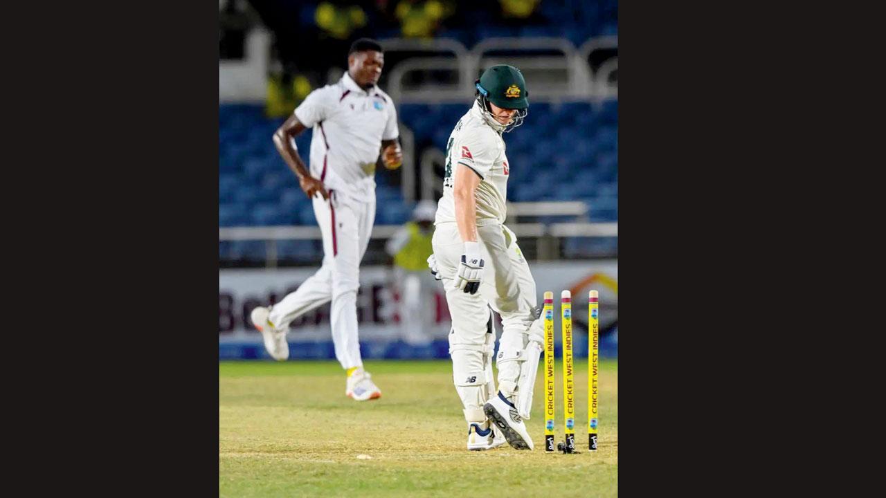 ઑસ્ટ્રેલિયાનાે સ્ટીવ સ્મિથ માત્ર પાંચ રન બનાવીને ફાસ્ટ બોલર અલ્ઝારી જોસેફના બૉલમાં બોલ્ડ થયો હતો.