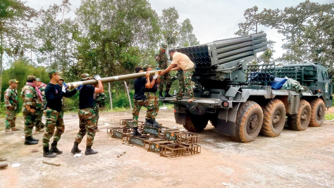 થાઇલૅન્ડ સાથેના સંઘર્ષની સ્થિતિ વણસી ગયા પછી ગઈ કાલે સરહદ પાસેના વિસ્તારમાં મલ્ટિપલ રૉકેટ લૉન્ચરને રી-લોડ કરતા કમ્બોડિયાના સૈનિકો 