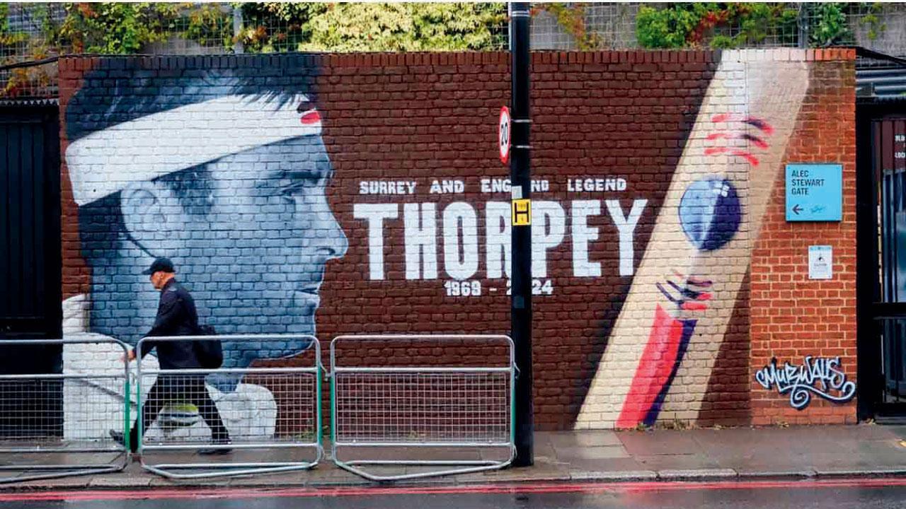 લંડનમાં ધ ઓવલ સ્ટેડિયમની બહાર ગ્રેહામ થૉર્પનું હેડબૅન્ડ સાથેનું વૉલ-પેઇન્ટિંગ.