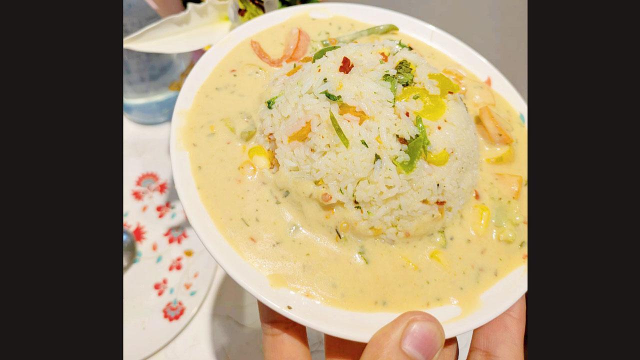 થાઇ વેજિટેબલ કરી અને મિક્સ વેજ રાઇસ (ઘરગથ્થુ, શુદ્ધ શાકાહારી)