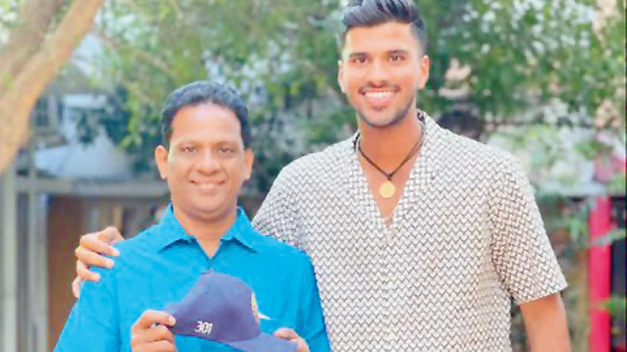 ઑલરાઉન્ડર વૉશિંગ્ટન સુંદરનો પપ્પા સાથેનો ફાઇલ ફોટો.