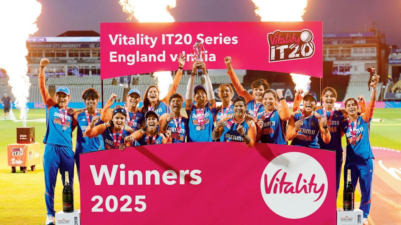 ઇંગ્લૅન્ડ સામે પાંચ મૅચની T20 સિરીઝ ૩-૨થી જીતી ગયા બાદ સેલિબ્રેશન કરતી ભારતીય વિમેન્સ ટીમ.