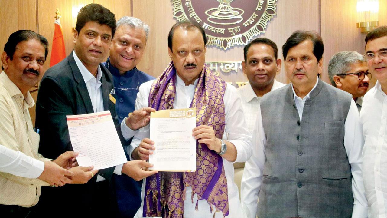 પનવેલના વિસ્તારોમાં પ્રૉપર્ટી-ટૅક્સમાં રાહત આપવા માટે ડેપ્યુટી ચીફ મિનિસ્ટર અજિત પવારને આવેદનપત્ર આપી રહેલા ફામના અધ્યક્ષ જિતેન્દ્ર શાહ તેમના અન્ય પદાધિકારીઓ તેમ જ કૅબિનેટ પ્રધાન મંગલ પ્રભાત લોઢા સાથે. 