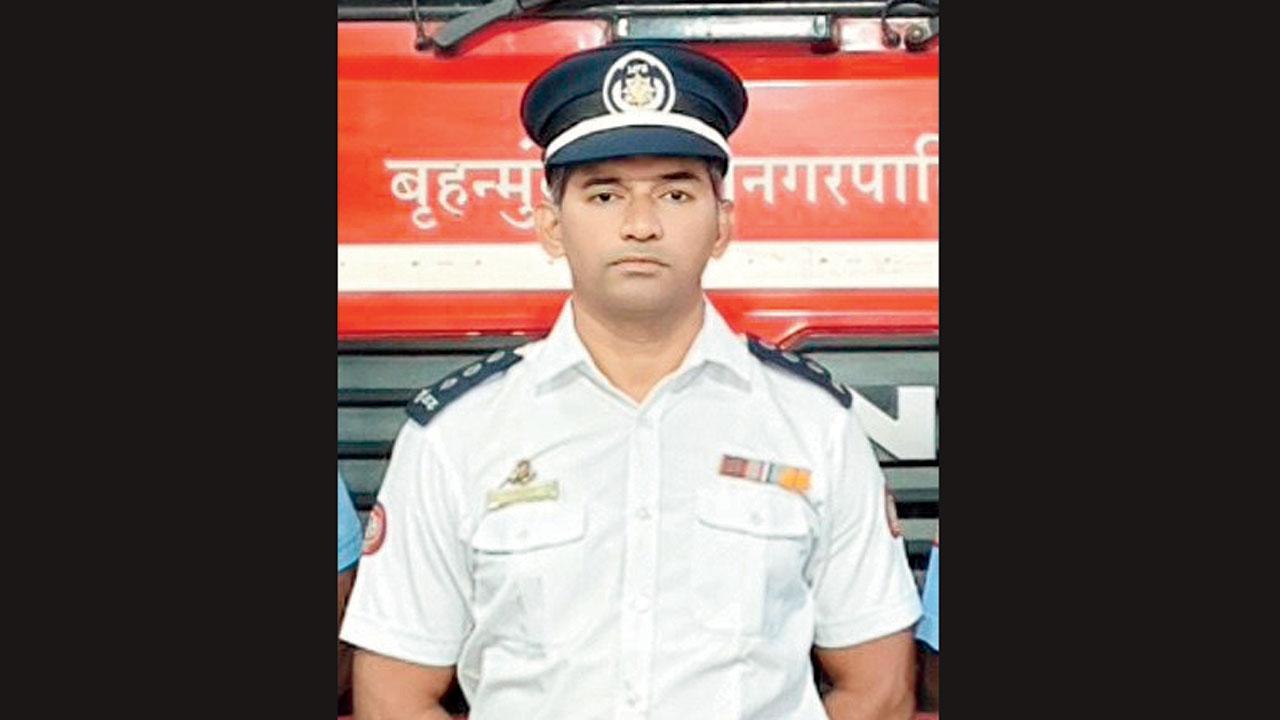 ફાયર-આૅફિસર અમિત પડવળ.