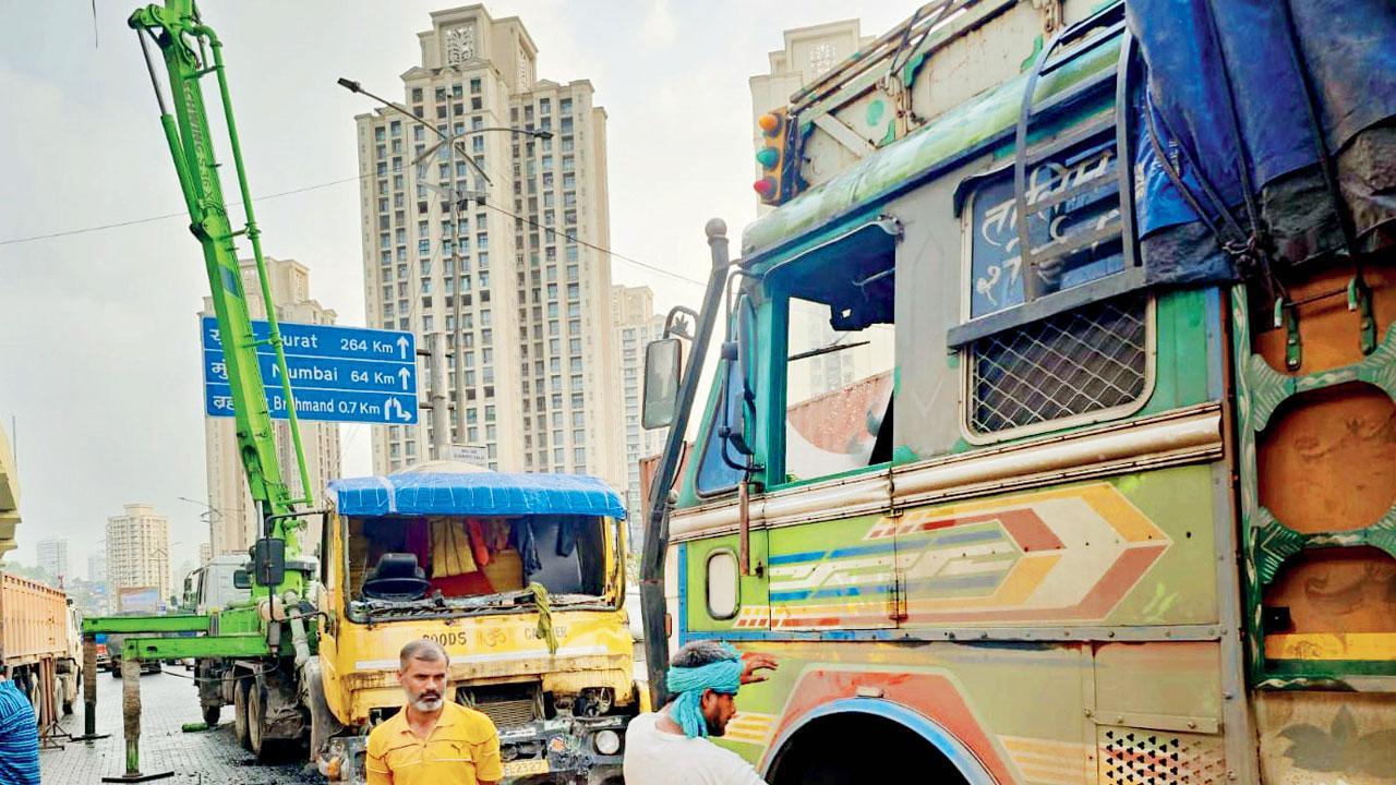થાણે-ઘોડબંદર રોડ પર બુધવારે બંધ પડેલી ક્રેન.