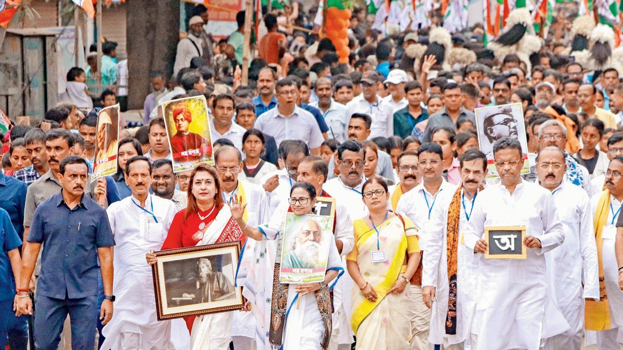  પશ્ચિમ બંગાળના મુખ્ય પ્રધાન મમતા બૅનરજીએ ગઈ કાલે બીરભૂમ જિલ્લાના બોલપુરથી તેમનું બહુચર્ચિત ‘ભાષા આંદોલન’ શરૂ કર્યું હતું. 