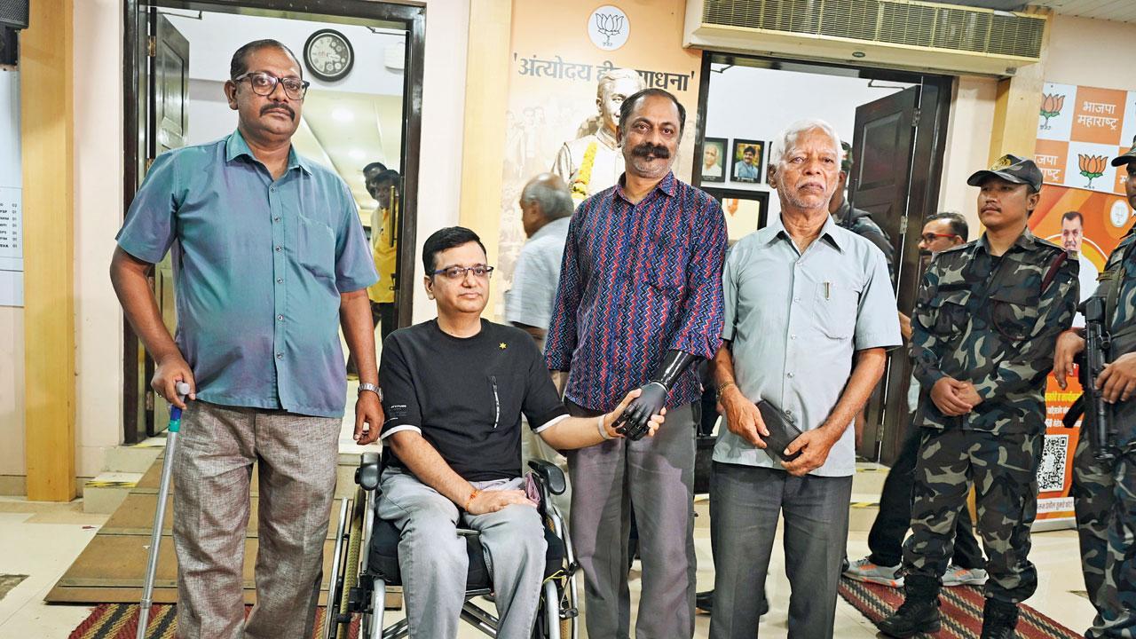 ગઈ કાલે બૉમ્બે હાઈ કોર્ટના ચુકાદા વિશે કિરીટ સોમૈયાએ યોજેલી પ્રેસ કૉન્ફરન્સમાં ચિરાગ ચૌહાણ અને બ્લાસ્ટનો ભોગ બનેલા અન્ય લોકો. તસવીર: આશિષ રાજે
