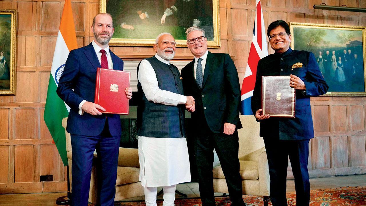 ઇંગ્લૅન્ડમાં ફ્રી-ટ્રેડ ઍગ્રીમેન્ટ સંપન્ન કર્યા પછી વડા પ્રધાન નરેન્દ્ર મોદી અને પ્રાઇમ મિનિસ્ટર કીર સ્ટાર્મરે હાથ મિલાવીને આનંદ વ્યક્ત કર્યો હતો. ઍગ્રીમેન્ટની સહી કરેલી કૉપી લઈને ઊભેલા ભારતના કૉમર્સ મિનિસ્ટર પીયૂષ ગોયલ અને બ્રિટનના બિઝનેસ સેક્રેટરી જોનાથન રેનૉલ્ડ્સ.