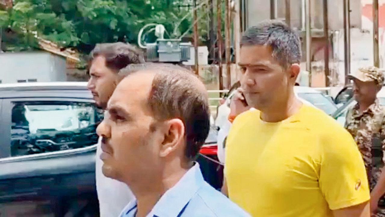 પોલીસ-કસ્ટડીમાં ચૈતન્ય બઘેલ (પીળા ટી-શર્ટમાં).