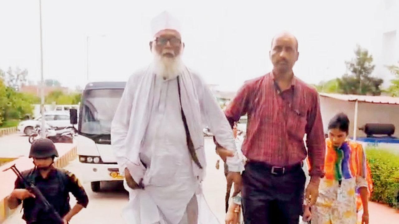છાંગુરબાબા મૂળ ઉત્તર પ્રદેશના બલરામપુર જિલ્લાના માધાપુરનો રહેવાસી છે