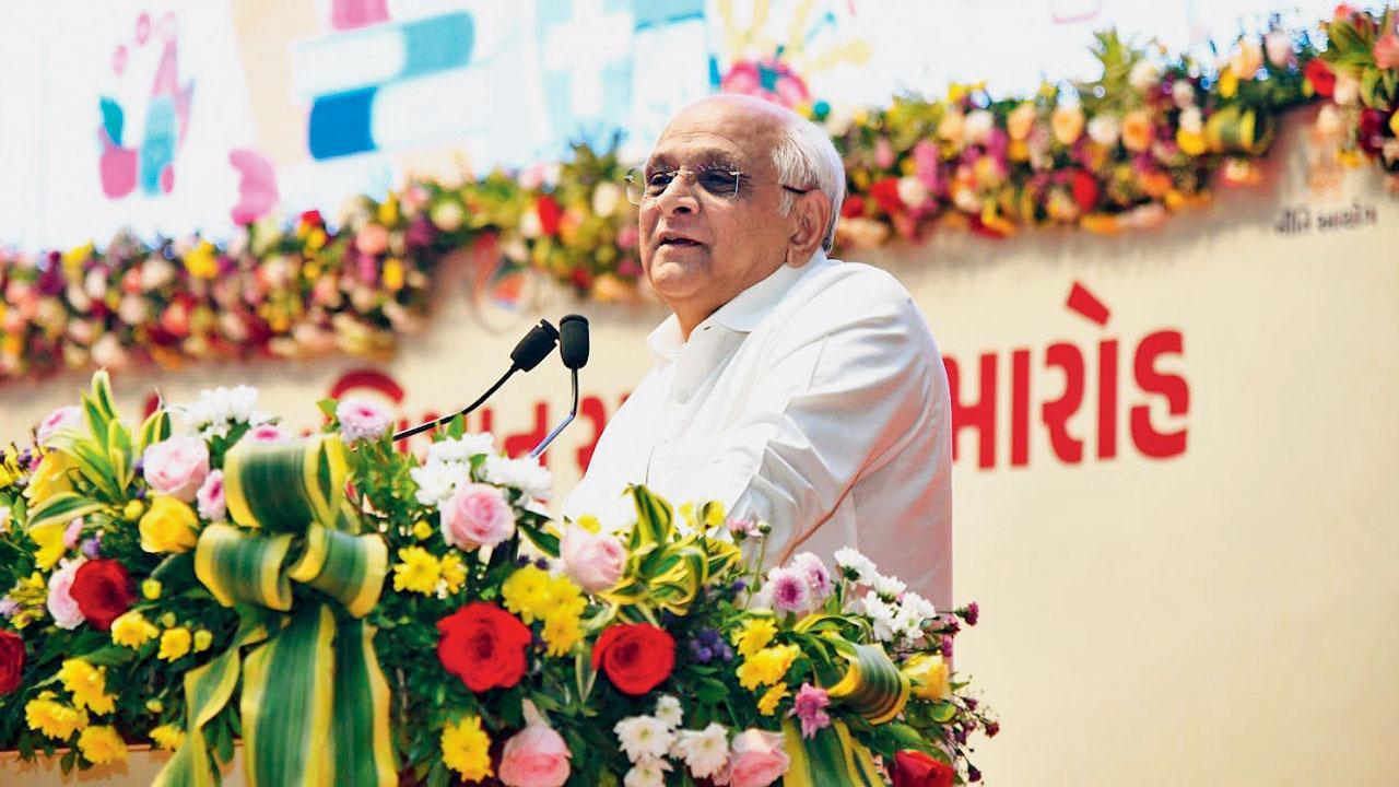 ગુજરાતના અધિકારીઓને સંબોધતા ભૂપેન્દ્ર પટેલ.