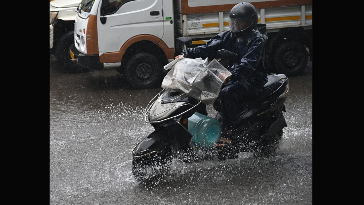 Mumbai: મૂશળધાર વરસાદથી મુંબઈ પાણી-પાણી, લોકોને યાદ આવી 26 જુલાઈ...