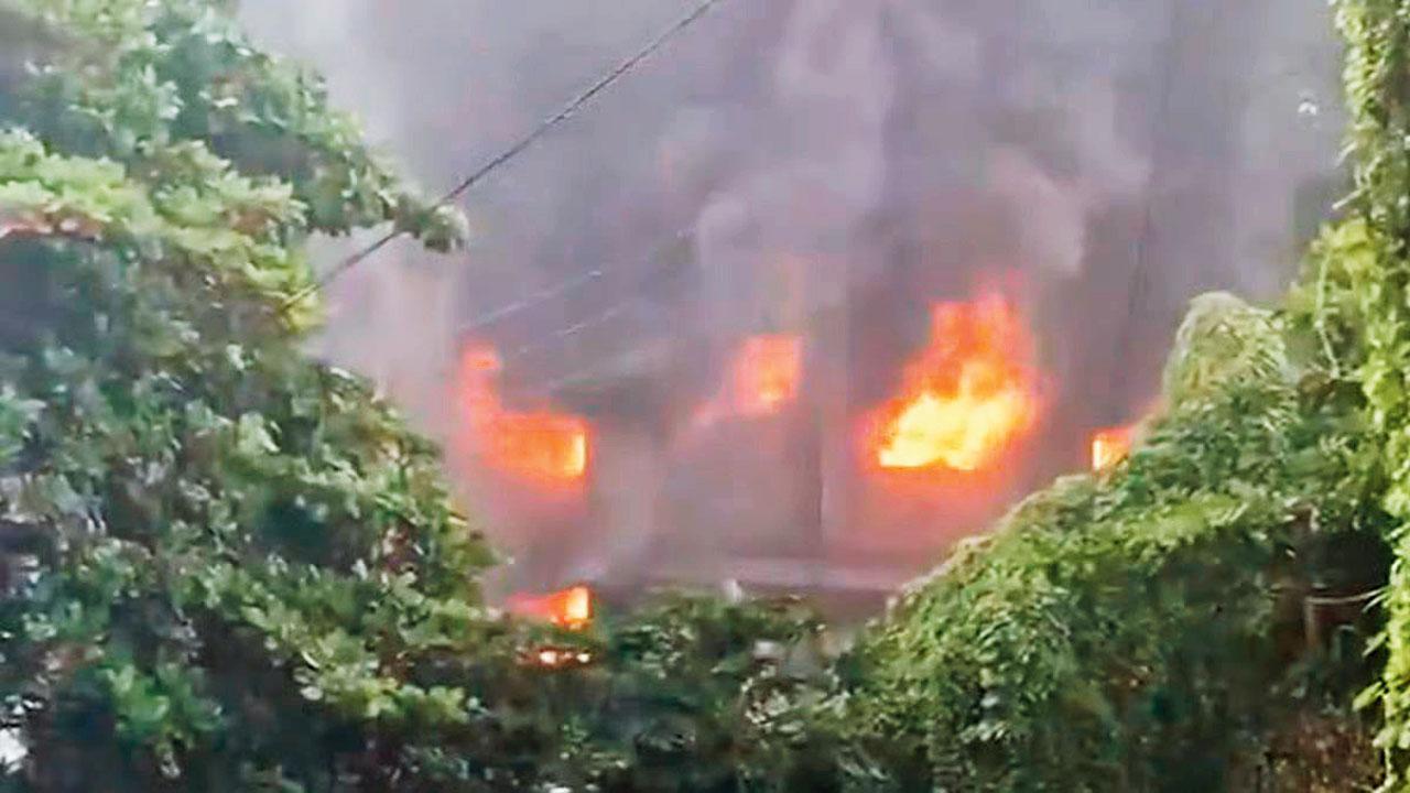 ડોમ્બિવલીમાં MIDCમાં ગાર્મેન્ટ ફૅક્ટરીમાં આગ લાગી ગઈ