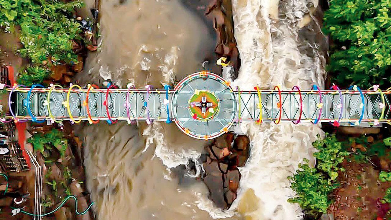 સિંધુદુર્ગના નાપણે વૉટરફૉલ પર બન્યો મહારાષ્ટ્રનો પહેલવહેલો ગ્લાસ બ્રિજ