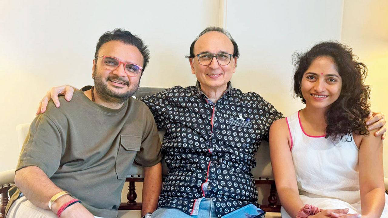 ‘સંકેત’ના રજની મહેતા સાથે પાર્થિવ ગોહિલ અને જાહ્‍નવી શ્રીમાંકર.