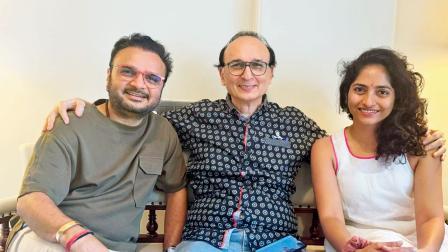 ‘સંકેત’ના રજની મહેતા સાથે પાર્થિવ ગોહિલ અને જાહ્‍નવી શ્રીમાંકર.