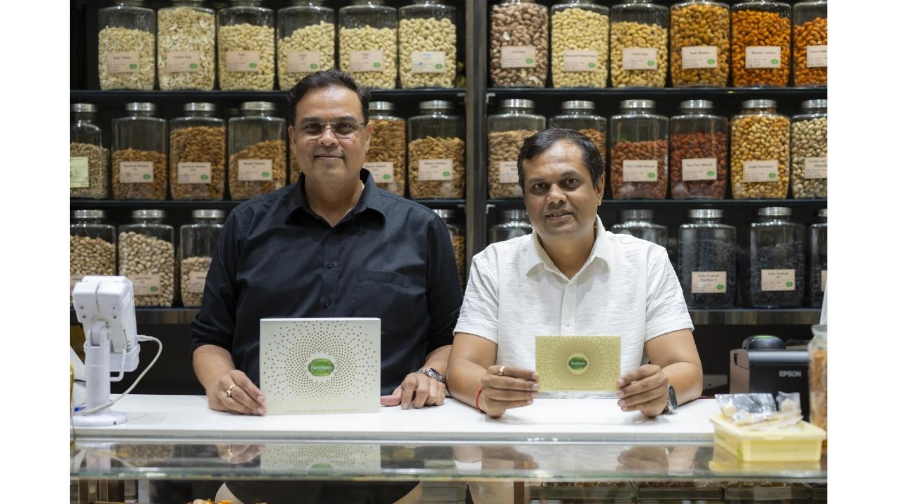 હીરસન 50મી વર્ષગાંઠનો ઉત્સવ. સંસ્થાપકો: હેતન શાહ (ડાબે) અને ભાવેશ શાહ (જમણે)