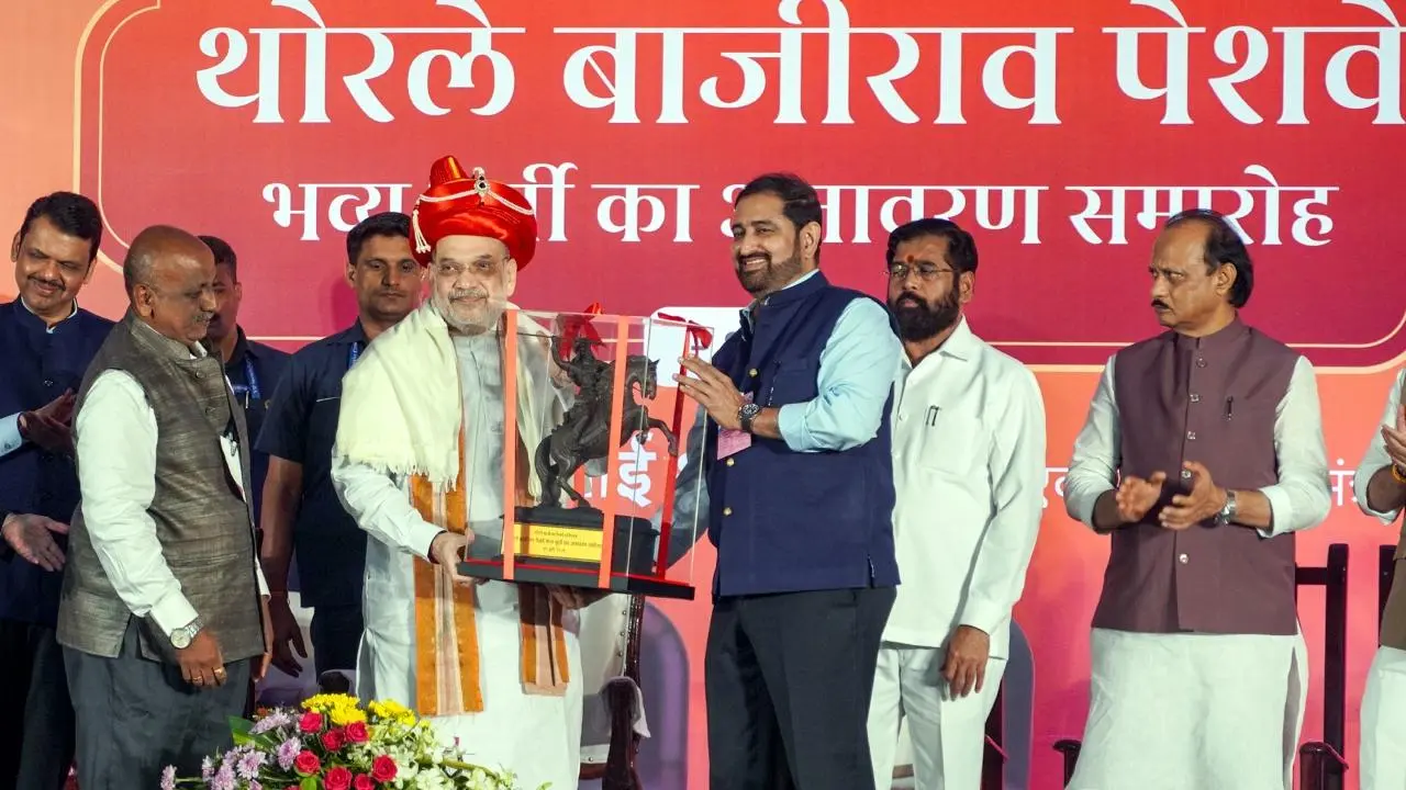પેશવા બાજીરાવની પ્રતિમાના અનાવરણ દરમિયાન કેન્દ્રીય ગૃહમંત્રી અમિત શાહનું સન્માન કરવામાં આવ્યું (તસવીર: મિડ-ડે)