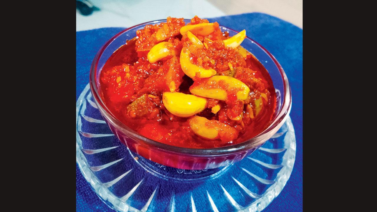કેરી-લસણનું અથાણું