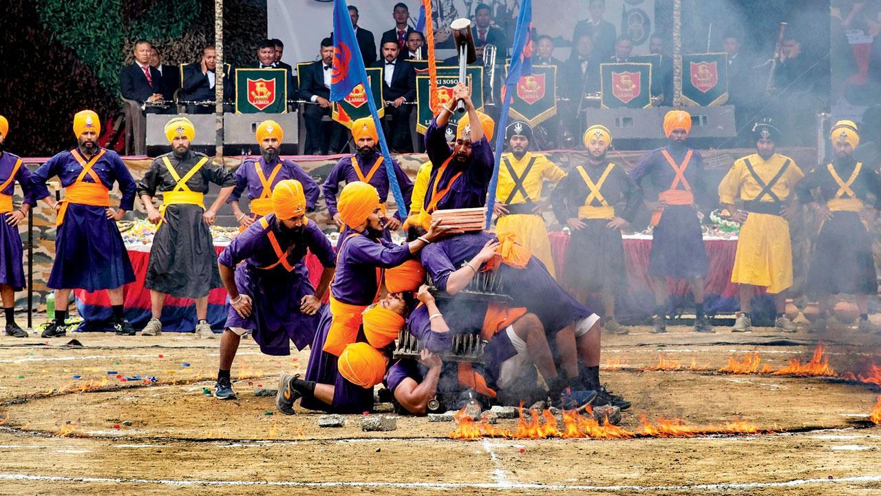 ગઈ કાલ લદ્દાખના દ્રાસમાં કારગિલ વિજય દિવસની પૂર્વસંધ્યાએ ટ્રેડિશનલ પોશાકમાં પોતાનું કૌવત દેખાડતા આઠમા માઉન્ટન ડિવિઝનના જવાનો.