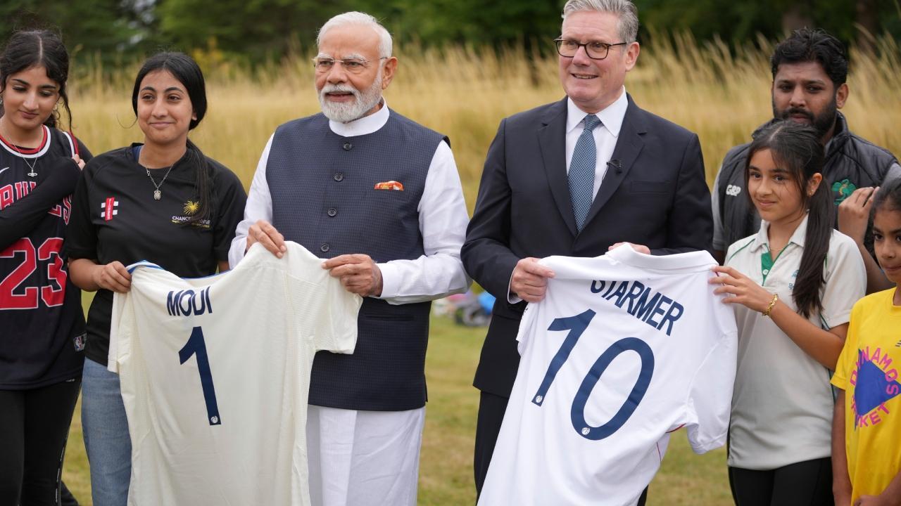 બ્રિટનના વડા પ્રધાન કીર સ્ટારમર અને ભારતના વડા પ્રધાન નરેન્દ્ર મોદી, ઇંગ્લૅન્ડના આયલ્સબરી નજીક ચેકર્સ ખાતે શાળાના બાળકોને મળતાં, તેમના નામવાળા શર્ટ પકડીને ઊભા હતા. (એજન્સી)