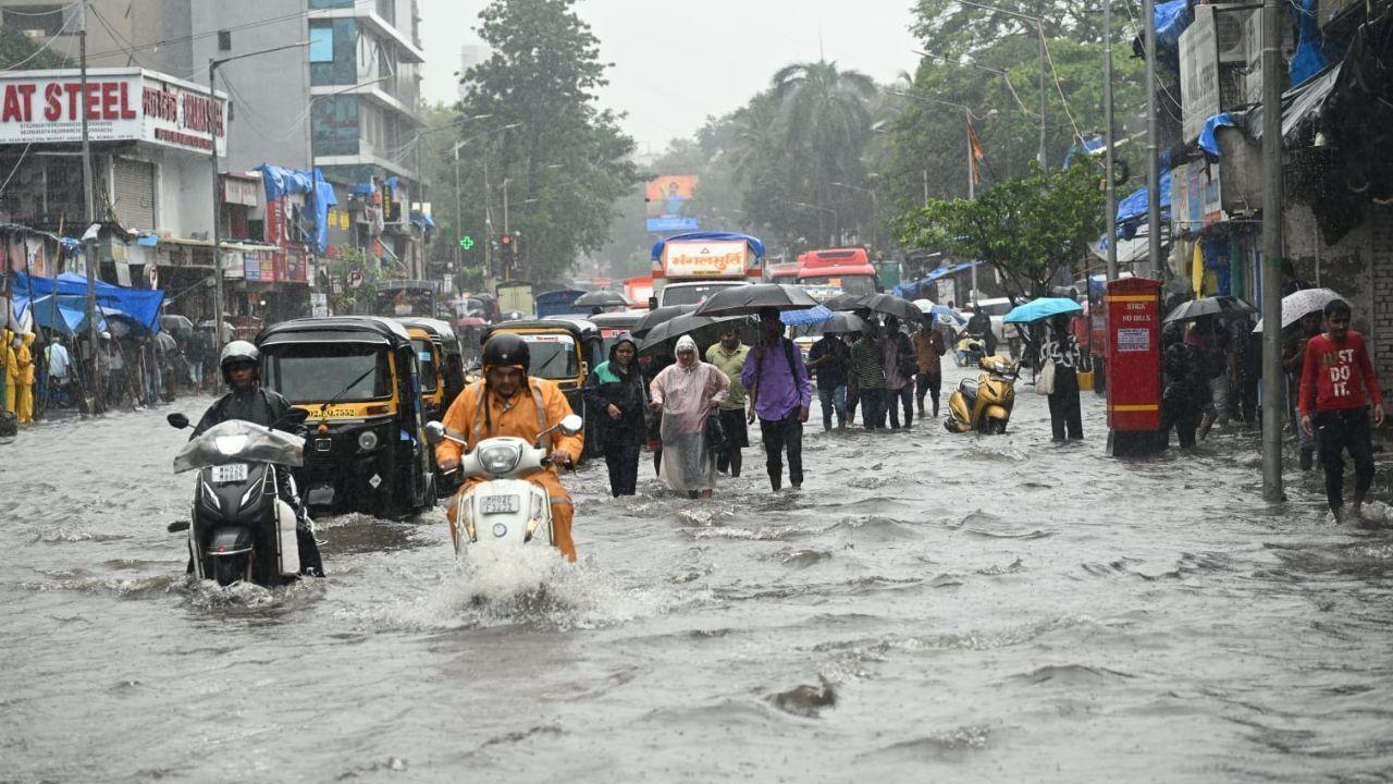 Mumbai Monsoon: શહેરમાં અનેક ઠેકાણે પાણી ભરાયા, ટ્રાફિક જૅમથી લોકો પરેશાન