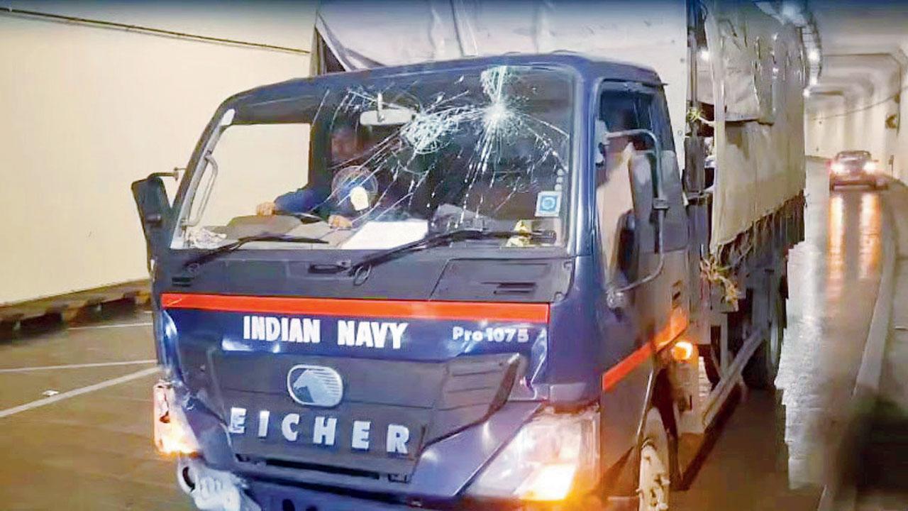 નેવીની ટ્રકને કોસ્ટલ રોડ ટનલમાં અકસ્માત નડ્યો
