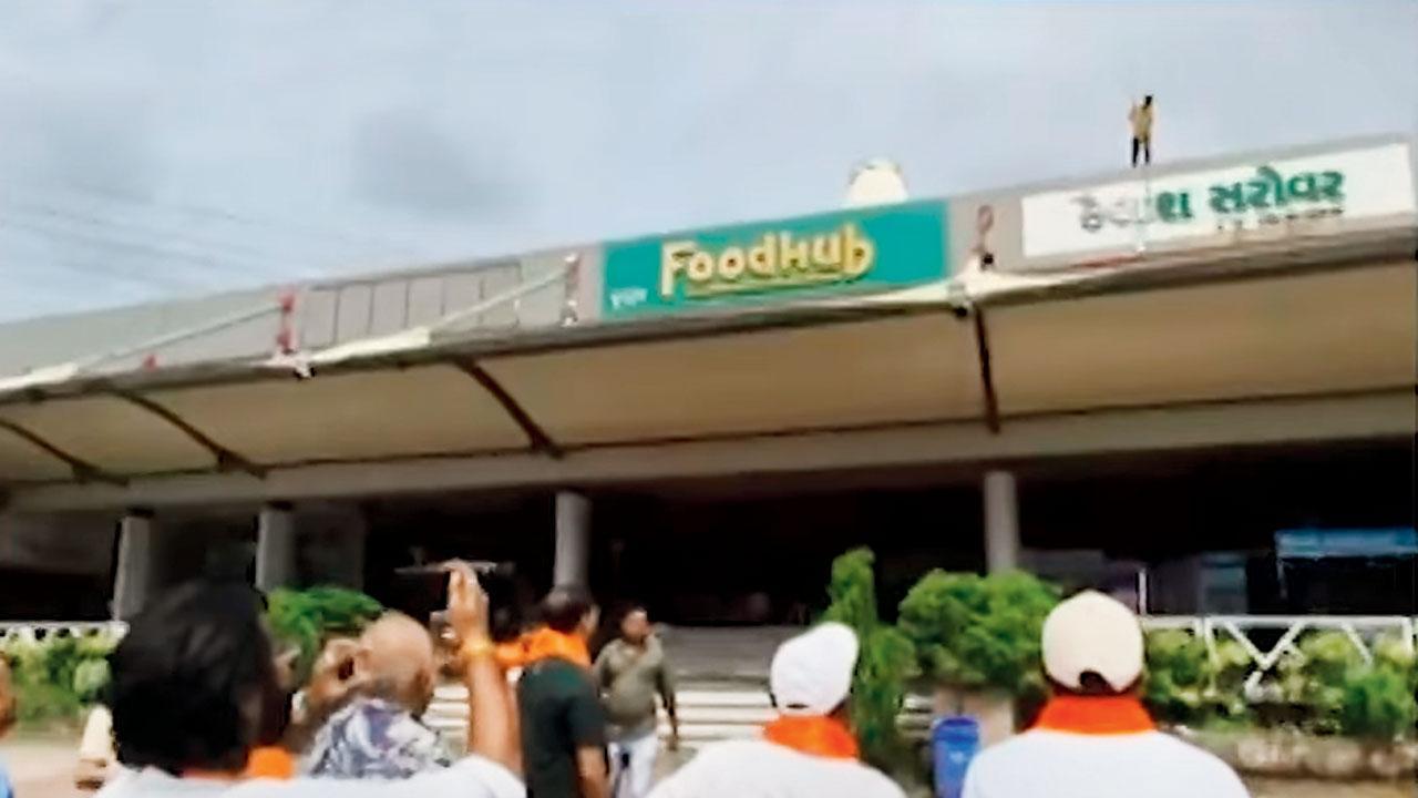 પાલઘરની કૈલાસ સરોવરનું બોર્ડ તોડી નાખ્યું