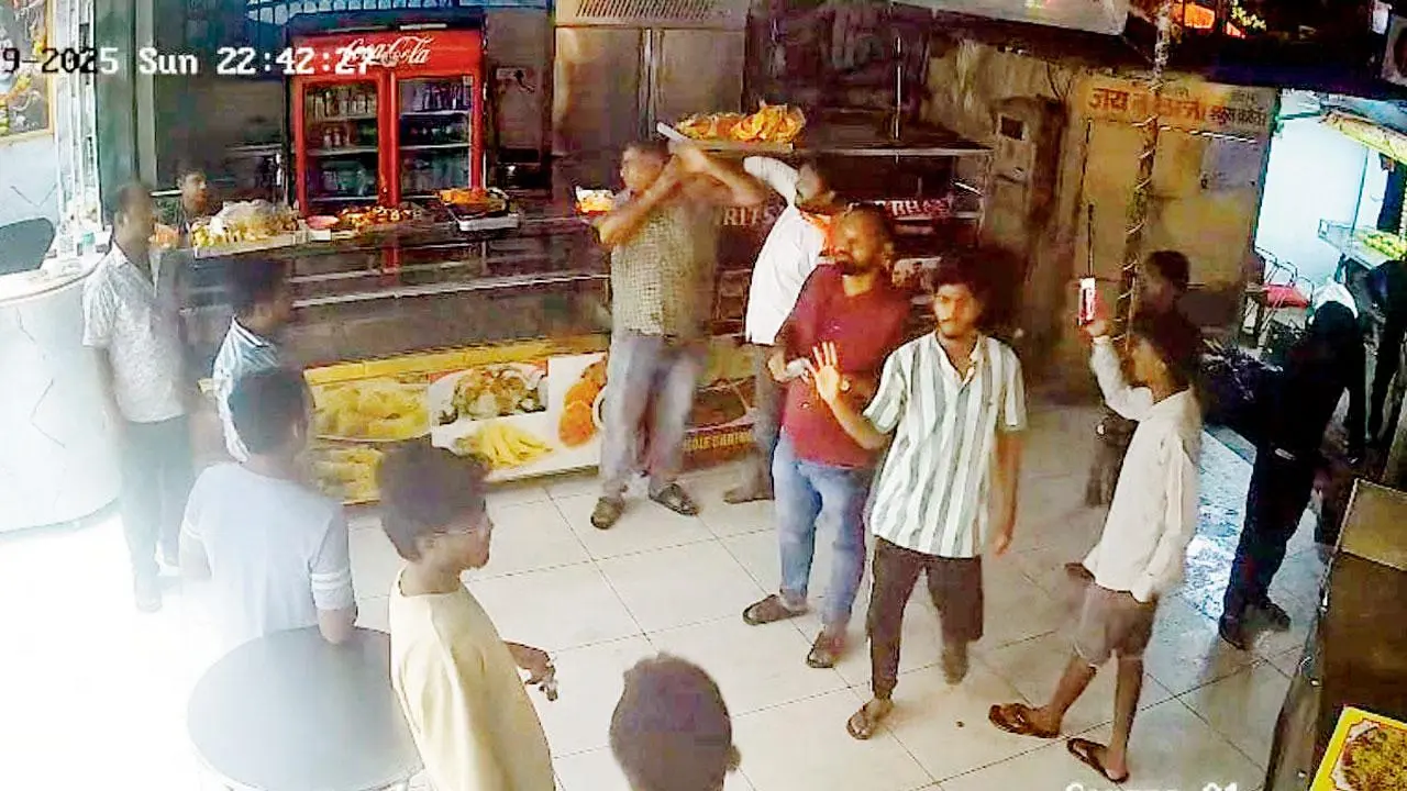 મીરા રોડમાં મીઠાઈના વેપારીની મારઝૂડ કરી રહેલા MNSના કાર્યકરો.