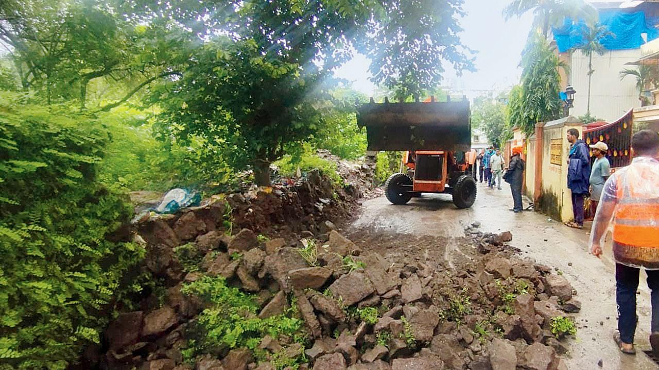 થાણે-પોખરણ રોડ નંબર ૧ પર ગઈ કાલે પોણાચાર વાગ્યે જંગલ ખાતાની ૨૦ ફુટ લાંબી દીવાલ ભારે વરસાદને લીધે ધરાશાયી થઈ હતી. સદ્નસીબે કોઈને ઈજા થઈ નહોતી.   