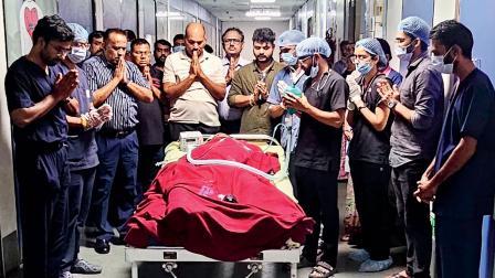 BSFના જવાન રાધાક્રિષ્ન રાય માટે સિવિલ હૉસ્પિટલના સ્ટાફે અને પરિવારજનોએ પ્રાર્થના કરીને નમન કર્યા હતા. 