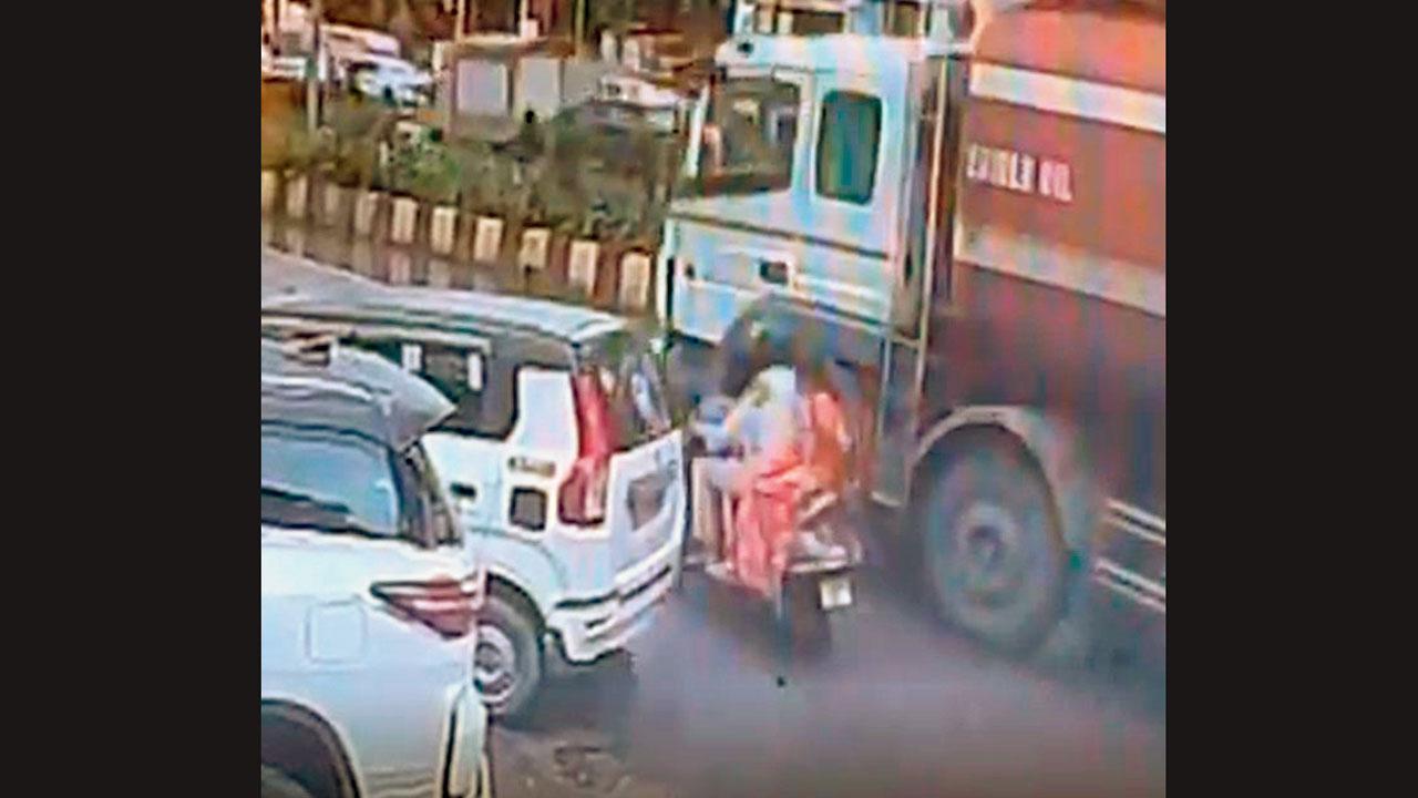 સ્કૂટી પર પાછળ બેઠેલી મહિલાનો હાથ ટ્રકના પૈડા નીચે આવી ગયો હતો.