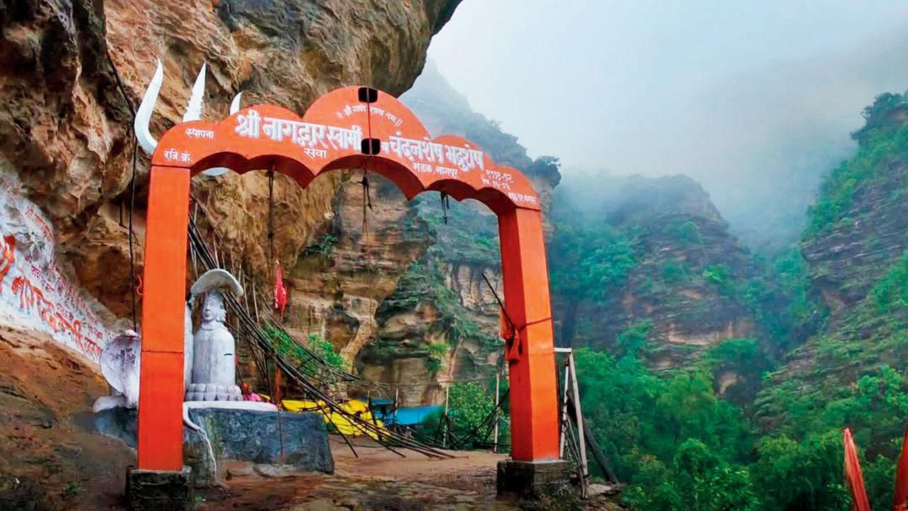 મધ્ય પ્રદેશમાં પહાડોથી ઘેરાયેલું અનોખું શિવધામ નાગદ્વાર મંદિર