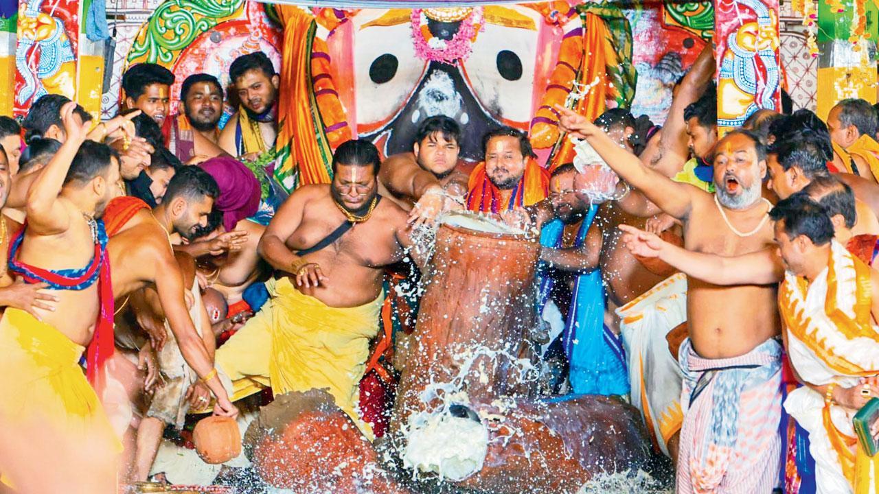 અધરપાન રસમમાં મીઠા પીણાં ભરેલા મટકા પ્રભુને ધરાવીને ફોડી નાખવાની વિધિ થાય.
