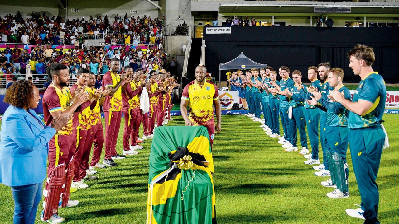 મૅચની શરૂઆતમાં રસેલને બન્ને ટીમે ગાર્ડ ઑફ ઑનર આપ્યું હતું. 