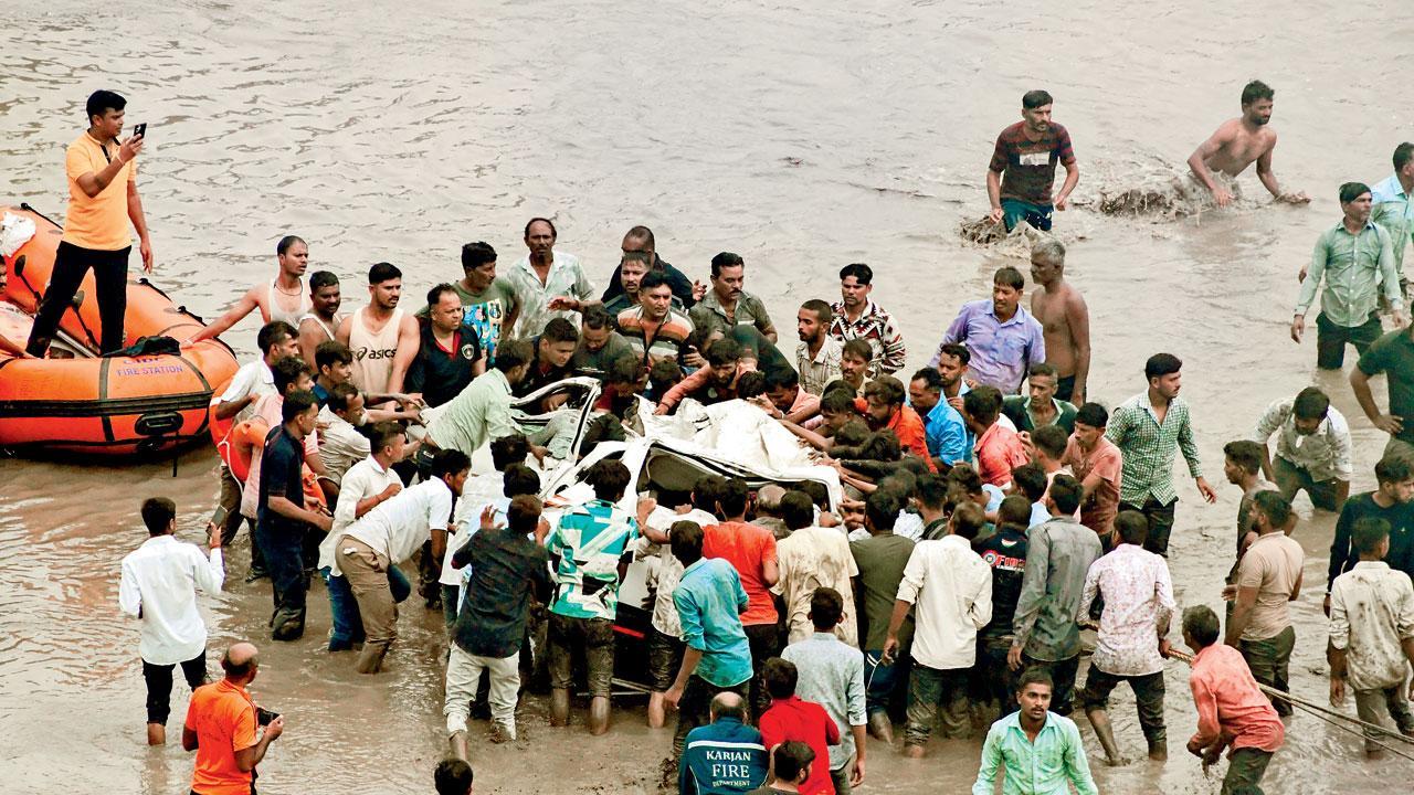નદીમાં ચાલતી બચાવ કામગીરી