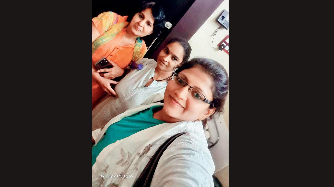 (ડાબેથી) સવિતા મહાજન, પલ્લવી પટેલ,  સ્નેહા વિસરિયા