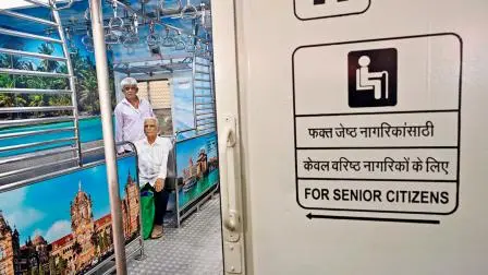 ગઈ કાલે છત્રપતિ શિવાજી ટર્મિનસથી  ડો​​મ્બિવલી જતી લોકલમાં સિનિયર સિટિઝનો માટેનો સૌપ્રથમ કોચ જોડવામાં આવ્યો હતો.  તસવીર : સૈયદ સમીર અબેદી