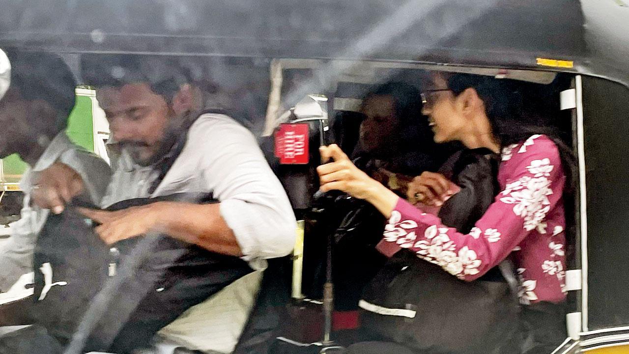 અંધેરીમાં એક રિક્ષામાં બેસેલા ચાર પ્રવાસીઓ. એને લીધે પ્રવાસીઓના જીવને જોખમ રહે છે.