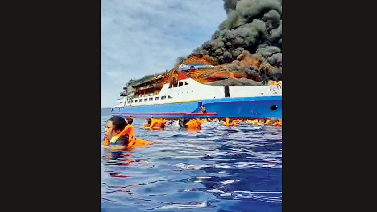 ઇન્ડોનેશિયામાં આશરે ૩૦૦ પ્રવાસી ધરાવતા જહાજમાં આગ લાગી
