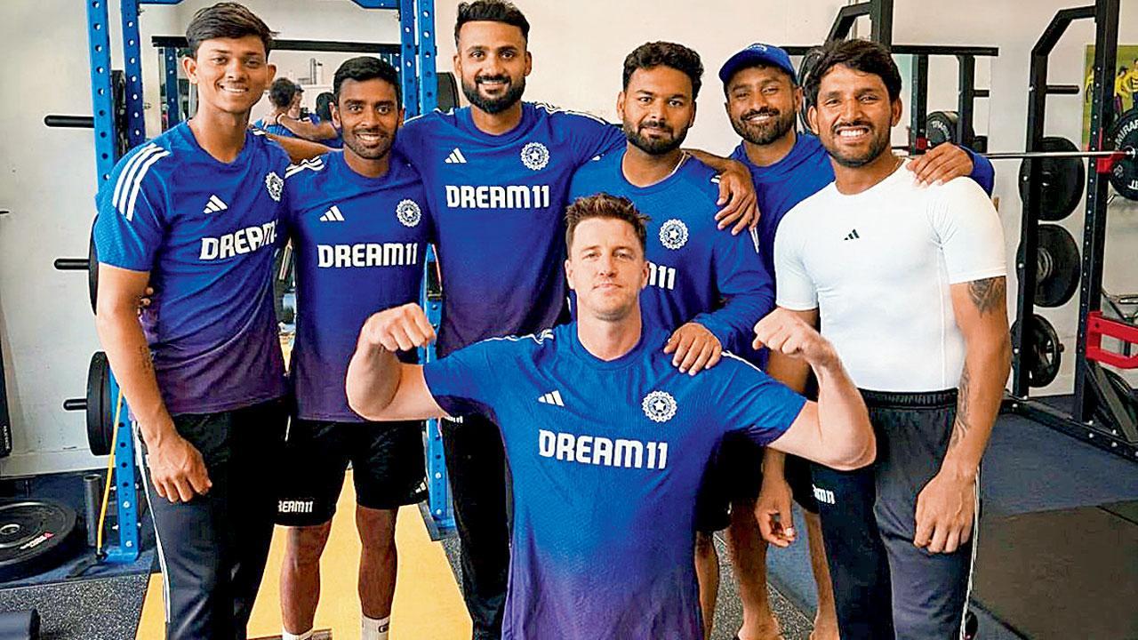જિમમાં એક્સરસાઇઝ કરતી વખતે ટીમ ઇન્ડિયાના બોલિંગ કોચ મોર્ને મોર્કલ સાથે (ડાબેથી) યશસ્વી જાયસવાલ, અભિમન્યુ ઈશ્વરન, આકાશ દીપ, રિષભ પંત, કરુણ નાયર અને ધ્રુવ જુરેલે પોઝ આપ્યો હતો.