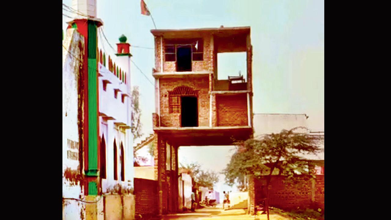 રોડની ઉપર ઘર બનાવી દીધું