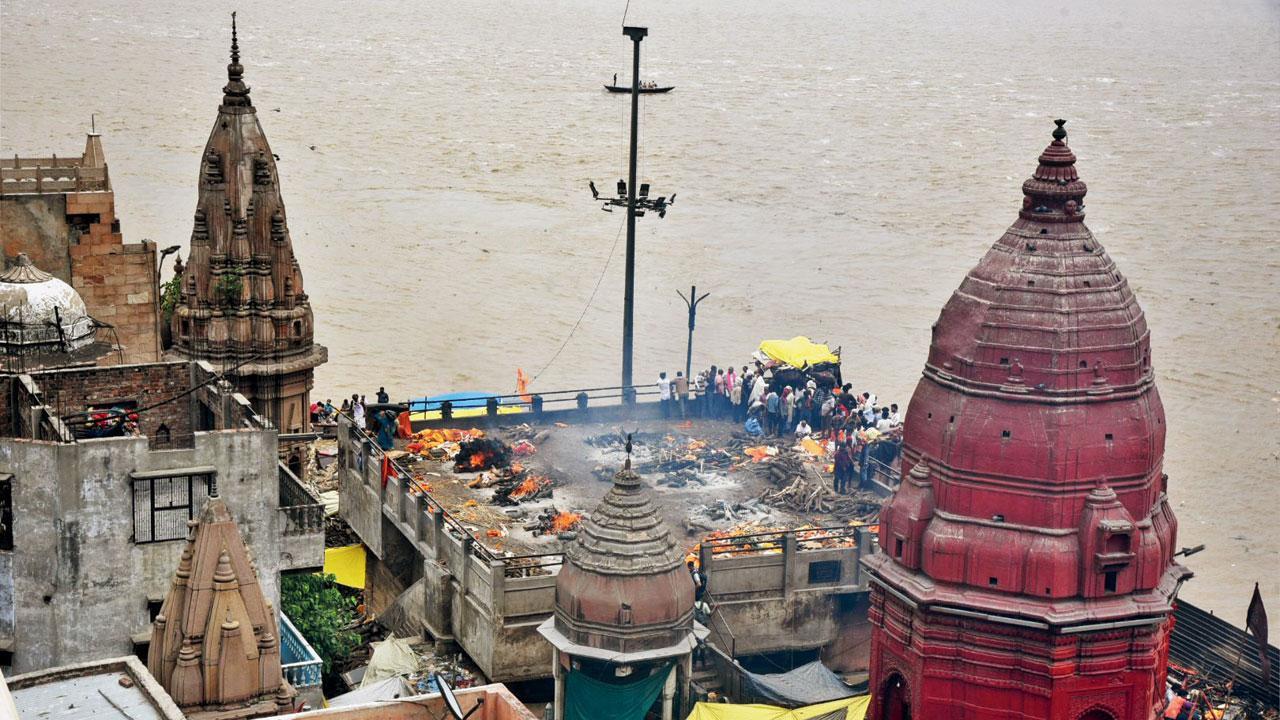 ગંગા નદીના ઘાટ પાણીમાં ગરકાવ થઈ ગયા