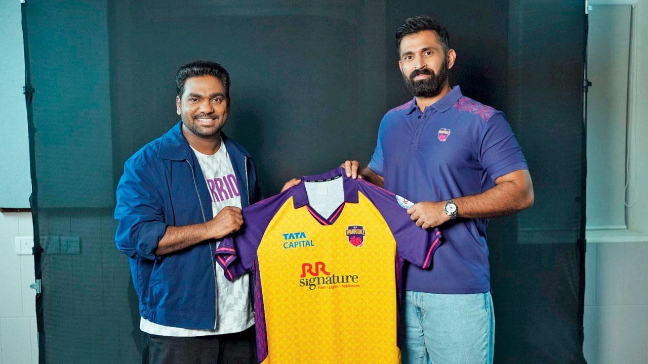 કૉમેડિયન ઝાકિર ખાને યુપી વૉરિયર્સના ચીફ જુગાડ ઑફિસર તરીકે નવા હેડ કોચ અભિષેક નાયરનું જર્સી આપીને સ્વાગત કર્યું હતું.