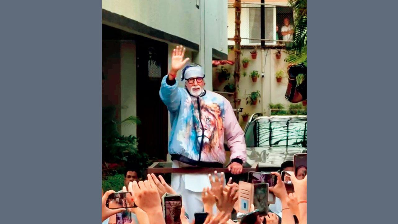 ગઈ કાલે જુહુના તેમના બંગલા જલસાની બહાર ભેગા થયેલા ચાહકોનું અભિવાદન કરતા અમિતાભ બચ્ચન.