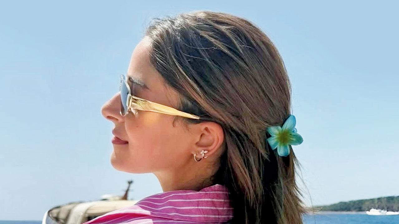 અનન્યા પાંડેએ લગાવેલી ફ્લોરલ હેરક્લિપ