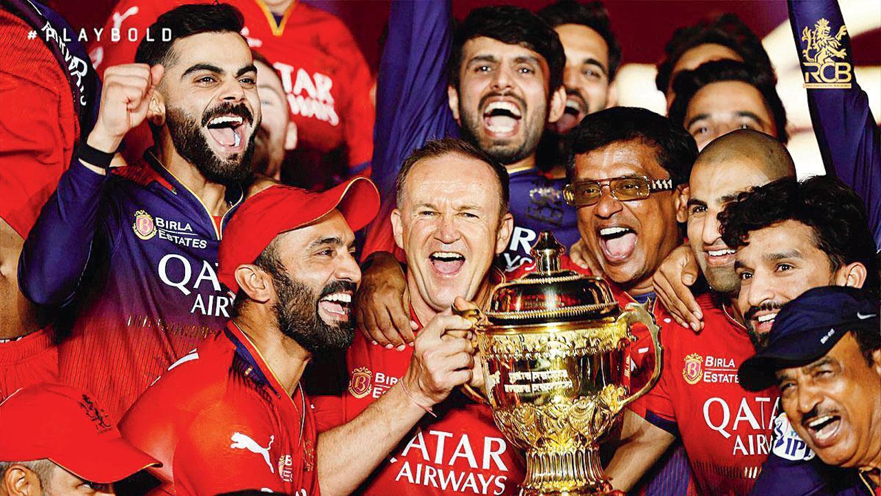 મેન્ટર દિનેશ કાર્તિક અને અન્ય કોચિંગ સ્ટાફ સાથે ટ્રોફી ઉપાડી હેડ કોચ ઍન્ડી ફ્લાવરે.