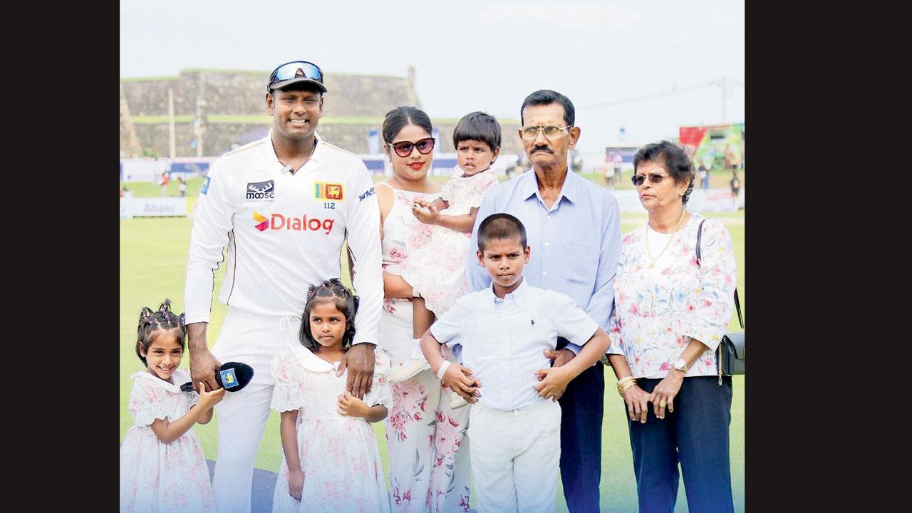 ફેરવેલ ટેસ્ટ રમવા ઊતરેલા ઍન્જેલો મૅથ્યુઝનું શ્રીલંકન બોર્ડે તેની ફૅમિલીની હાજરીમાં કર્યું સન્માન.